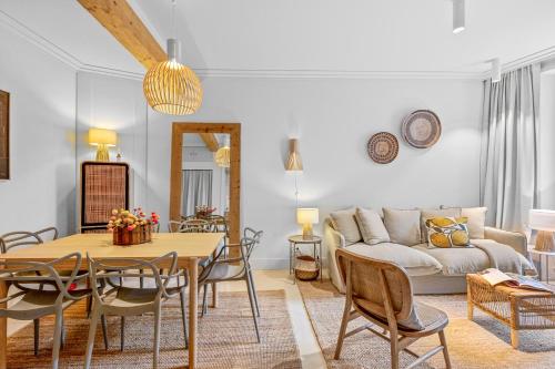 un salon avec une table et un canapé dans l'établissement 2BR Boutique-Apartment in Cannes, strand- und zentrumsnah 10-15 Minuten, à Cannes