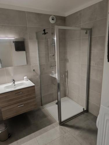 une salle de bain avec douche et lavabo dans l'établissement Appartement T3 , 6 couchages, à Ajaccio