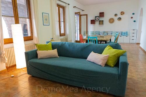 a blue couch in a living room with a table at Mistral in Capo Testa