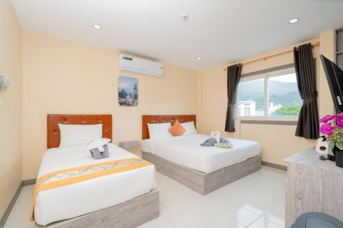 Postel nebo postele na pokoji v ubytování Square One Hotel Patong