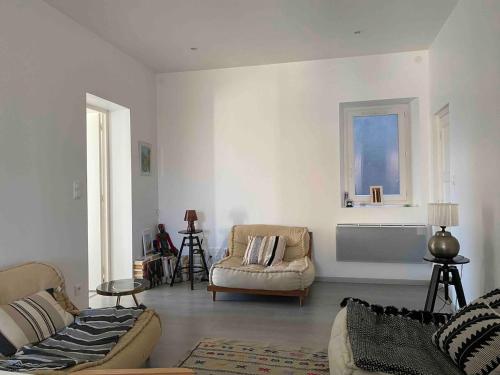 un salon avec un canapé et une chaise dans l'établissement appartement en plein centre ville, à Sète
