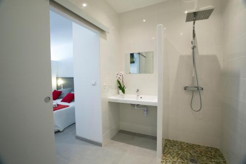 Ett badrum på Le Grand Large Bord de Mer Hotel & Appartements
