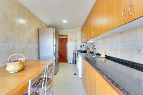 una cocina con encimera y refrigerador en Aveiro Atlantic House, en Ílhavo