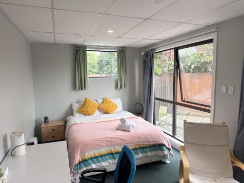 Rúm í herbergi á West Lake one bedroom accommodation