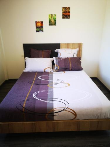a bedroom with a large bed with aythvisorvisorvisor at Gîte au coeur du Marais Poitevin - Maillezais - 6 Personnes in Maillezais