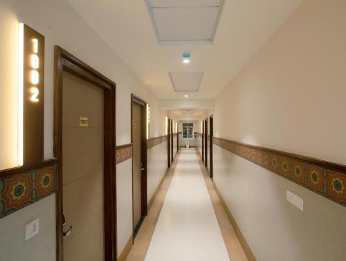 a hallway with a long aisle in a building at The Emerald in Thanjāvūr