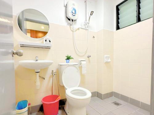 Baðherbergi á Pangkor Island Pool View Studio 2 Queen Beds 2 Min Walk to the Beach Free WiFi & Parking