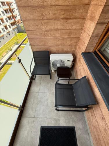 an overhead view of a room with a table and chairs at Apartament DeLuxe Targowa in Garwolin