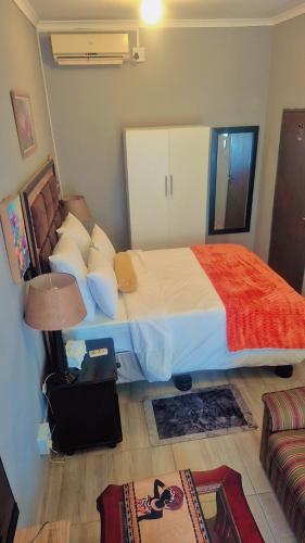 une chambre avec un grand lit dans une pièce dans l'établissement Little Haven!, à Rustenburg