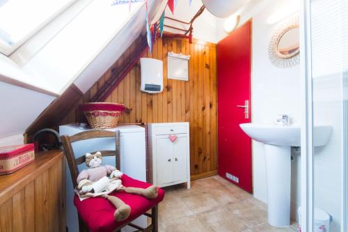 une personne assise sur une chaise dans une salle de bain dans l'établissement Charmant pied à terre centre ville, à Dijon