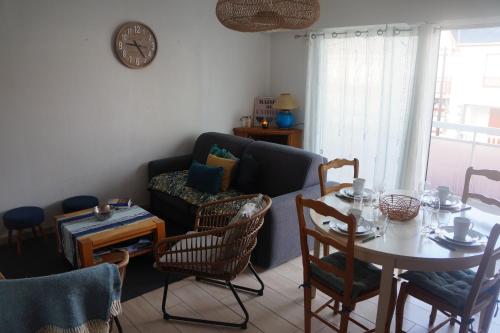 un salon avec une table et un canapé dans l'établissement Océan, à Les Sables-dʼOlonne