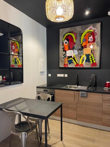 - une cuisine avec une table et un évier dans l'établissement La Chenaie - Les Accacias, à Gien