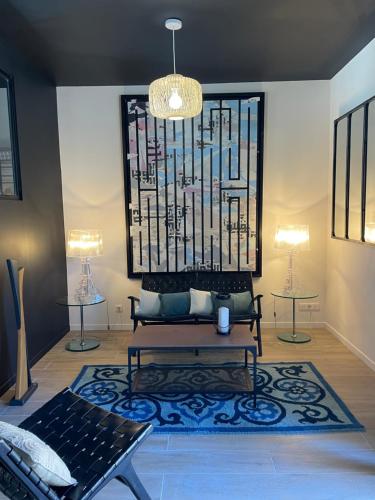 - un salon avec un banc et un lustre dans l'établissement La Chenaie - Les Accacias, à Gien