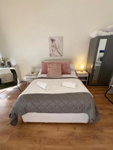 a bedroom with a large bed in a room at Chic Notting Hill Studio in Prime Central Location in London