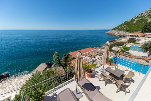 a view of the ocean from a resort with umbrellas at Vila Dora in Dobra Voda