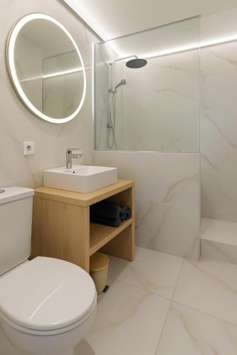 une salle de bain avec toilettes, lavabo et miroir dans l'établissement Magic Disney Penthouse, 11P, Terrasse, Parking, à Chessy