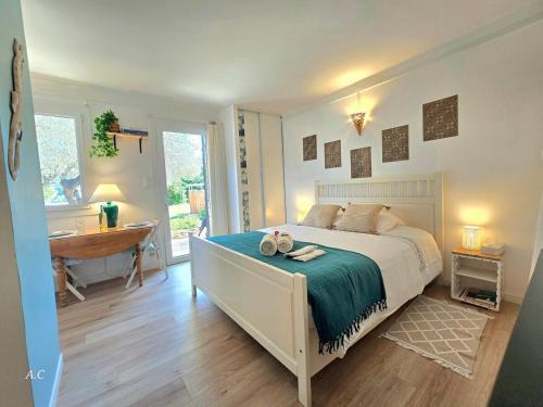 une chambre avec un lit, une baignoire et un lavabo dans l'établissement La Chambre Sous Les Oliviers - Très cocooning avec grand jardin, borne recharge électrique, à 5min du centre - BY AURAconciergerie, à La Cadière-dʼAzur