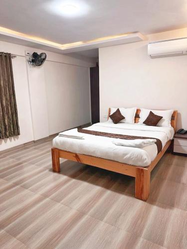 a bedroom with a large bed in a room at Silver Petal Hospitality in Panchgani