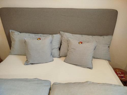 a bunch of pillows sitting on a bed at Angernest, Ferienwohnung in Kamenz in Kamenz