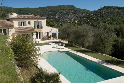 une piscine devant une maison dans l'établissement Domaine Le Font Figuière, à Grasse