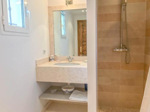 une salle de bain avec un lavabo et un miroir dans l'établissement Domaine Le Font Figuière, à Grasse