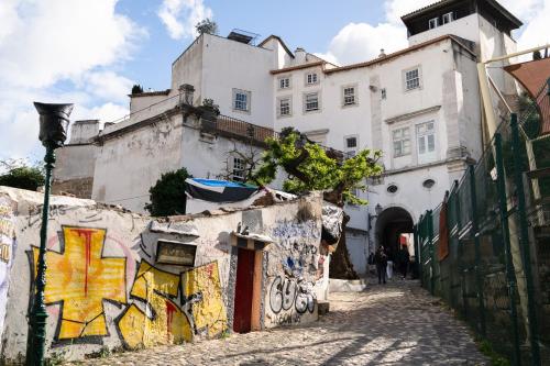 Group-Friendly 4BR Duplex Castle View wAC