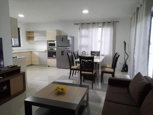 Rabbit Holiday - 3 Bedrooms Apt- 8 mins walk to the beach