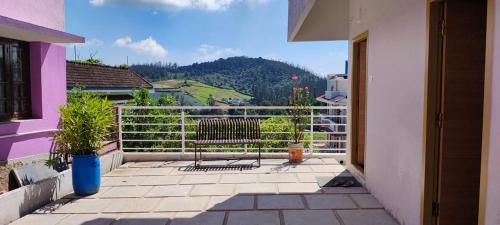 ウーティにあるLittle heavenの山の景色を望むバルコニー(椅子付)