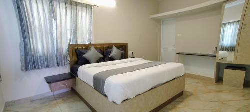 ウーティにあるLittle heavenの部屋の中に大きなベッドがある寝室