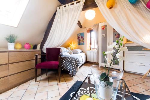 un salon avec un lit et une table dans l'établissement Charmant pied à terre centre ville, à Dijon