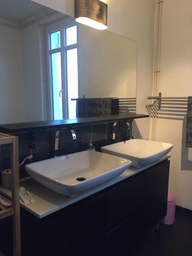 une salle de bain avec un lavabo blanc et un miroir dans l'établissement La landaise, à Biscarrosse