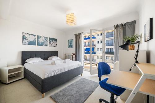 - une chambre avec un lit et un bureau dans l'établissement Sunny apartment with balcony, à Menton