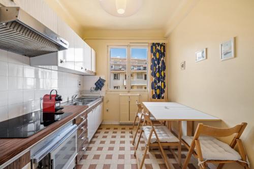 une cuisine avec une table et des chaises dans une pièce dans l'établissement Sunny apartment with balcony, à Menton