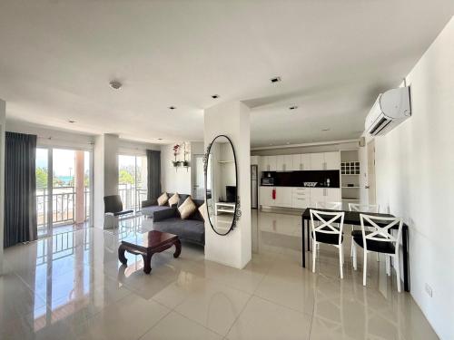 ein Wohnzimmer mit Couch und Tisch in der Unterkunft Mosaic Condo B44-45M in Ban Tha Fat