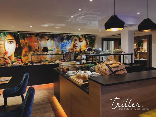 ein Restaurant mit einer Theke mit Essen darauf in der Unterkunft Stay by Triller - Aparthotel in Saarbrücken