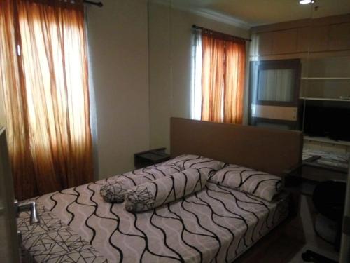 MantaakCity Home Moi Kelapa Gading Jakarta 14250的卧室里有一张带斑马的床