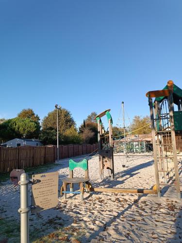 - une aire de jeux avec toboggan et balançoire dans l'établissement Mobil home, à Gastes