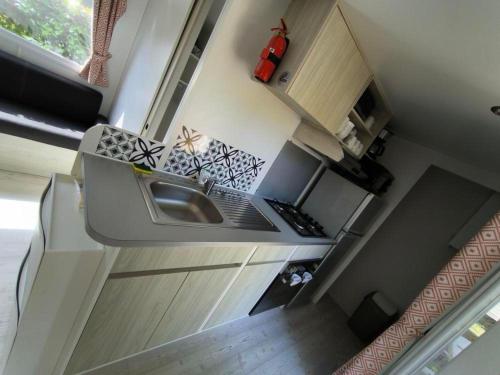 - une vue de tête sur une cuisine dans une petite maison dans l'établissement Mobil home, à Gastes