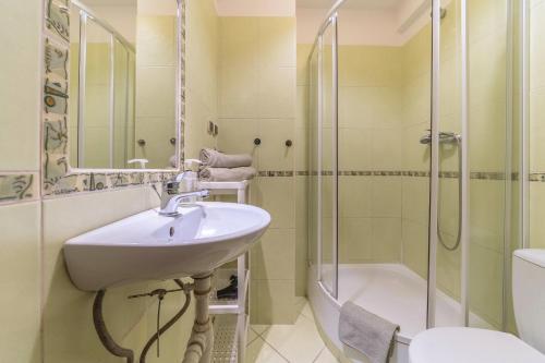 Kúpeľňa v ubytovaní Apartamenty Przytulne z balkonem, 150m od dworca Gdańsk Główny