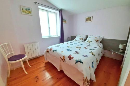 Ένα ή περισσότερα κρεβάτια σε δωμάτιο στο La Bourguijolaise