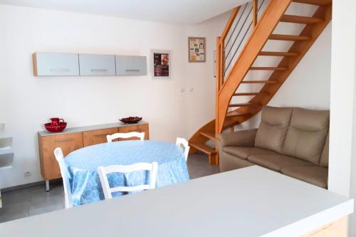 un salon avec une table et un canapé dans l'établissement La Bourguijolaise, à Chiroubles