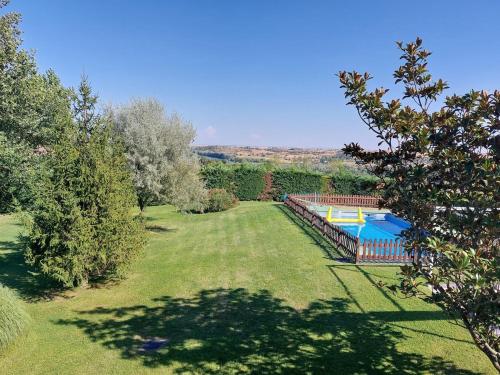 une grande cour avec piscine et arbres dans l'établissement Finca La Barrosa, à Zamora