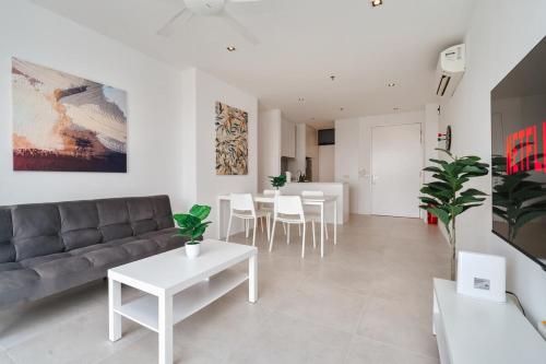 un salon avec un canapé et une table dans l'établissement Lumi Tropicana Golf Course View, à Petaling Jaya