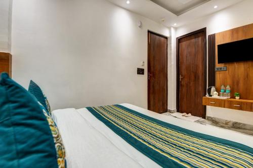 a hotel room with a bed and a television at Hotel Bawa Guest House in New Delhi
