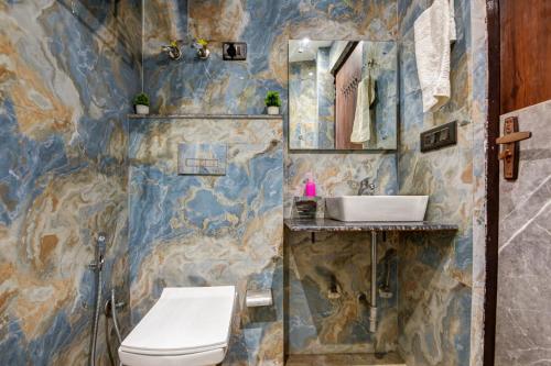 a bathroom with a toilet and a sink at Hotel Bawa Guest House in New Delhi