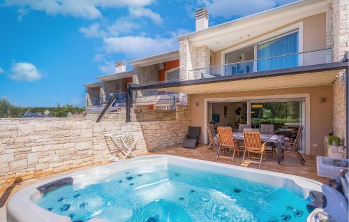 Cozy Home In Umag With Sauna