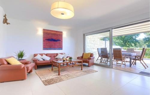 Ruang duduk di Cozy Home In Umag With Sauna
