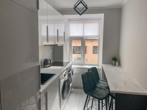 una cocina con fregadero y estufa horno superior en Modern 1BR Flat - Great Location, en Riga