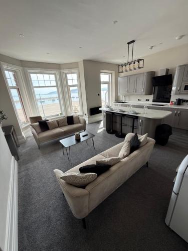 Gallery image of Stunning Sea View Apartment With Balcony & Parking in Rhôs-on-Sea