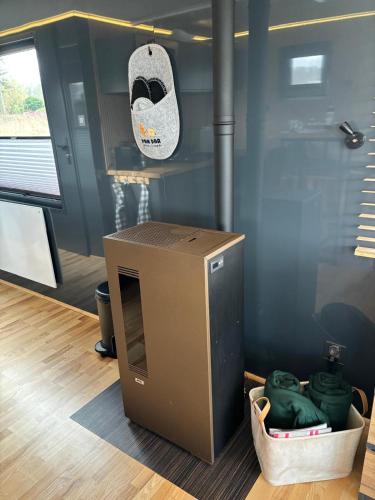 a room with a box in the middle of a room at Houseboat mét sloep in Midlaren